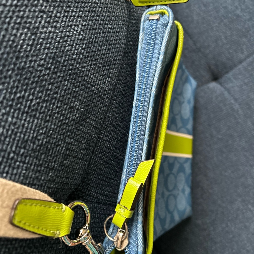 Stylish Blue and Green Crossbody Bag - Picture 3 of 15